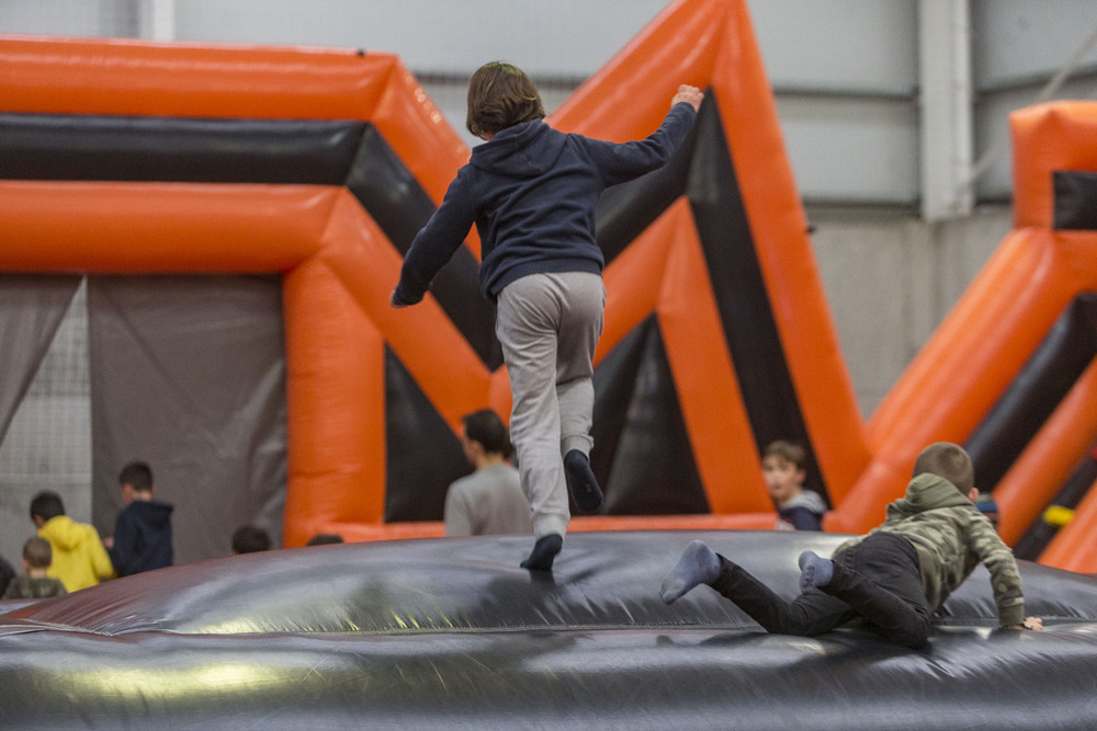 Reportaje del parque de la Navidad ‘Ninja Warrior’ en el pabellón de La Legua.