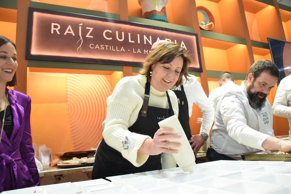 Chaquetillas y placas a los 82 embajadores de Raíz Culinaria