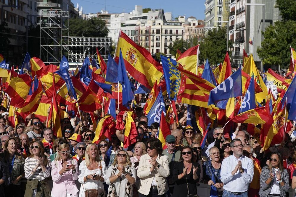 Miles de personas protestan contra la amnistía en Madrid