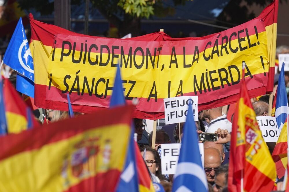 Miles de personas protestan contra la amnistía en Madrid