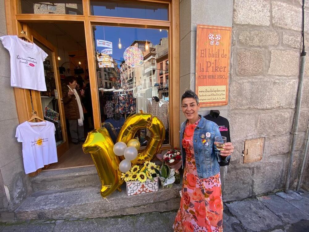 Eva, propietaria de 'El baúl de la Piker', brinda con amigos y clientes con motivo del décimo aniversario de esta tienda de moda vintage del Casco situada en la plaza de la Magdalena.