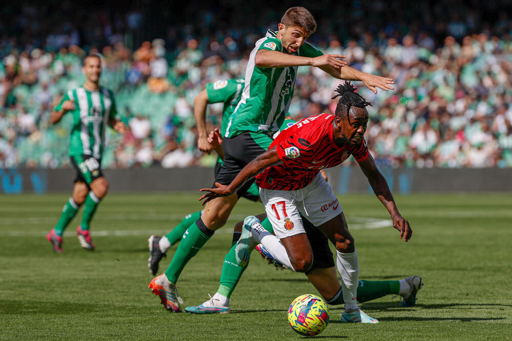 Borja Iglesias redime al Betis