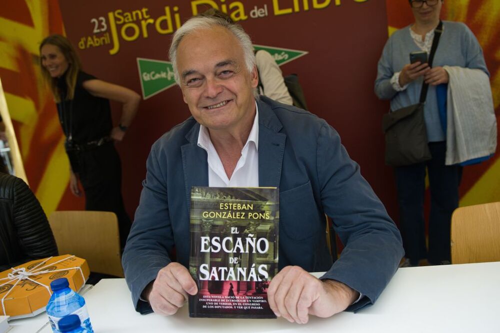 Escritores firman libros por Sant Jordi en Barcelona  / LORENA SOPÊNA