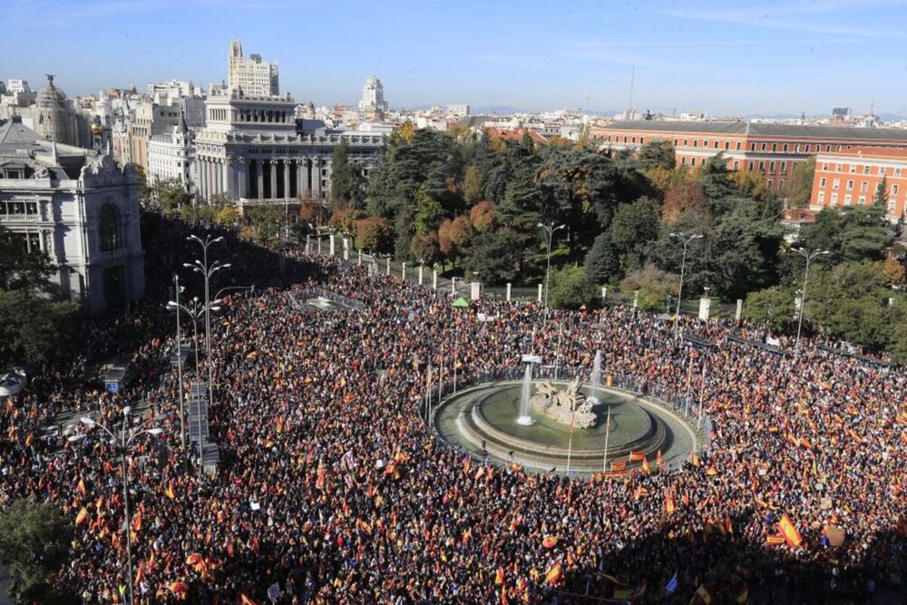 Banderas de España y de la UE inundan Cibeles contra la amnistía