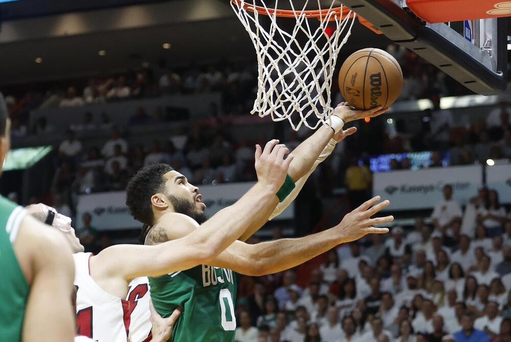 Los Celtics derrotan agónicamente a los Heat 