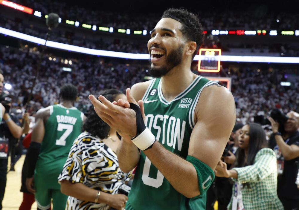 Los Celtics derrotan agónicamente a los Heat 