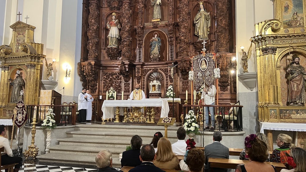La misa de romeros se celebró en la iglesia del convento de San Antonio, sede canónica de la Hermandad.