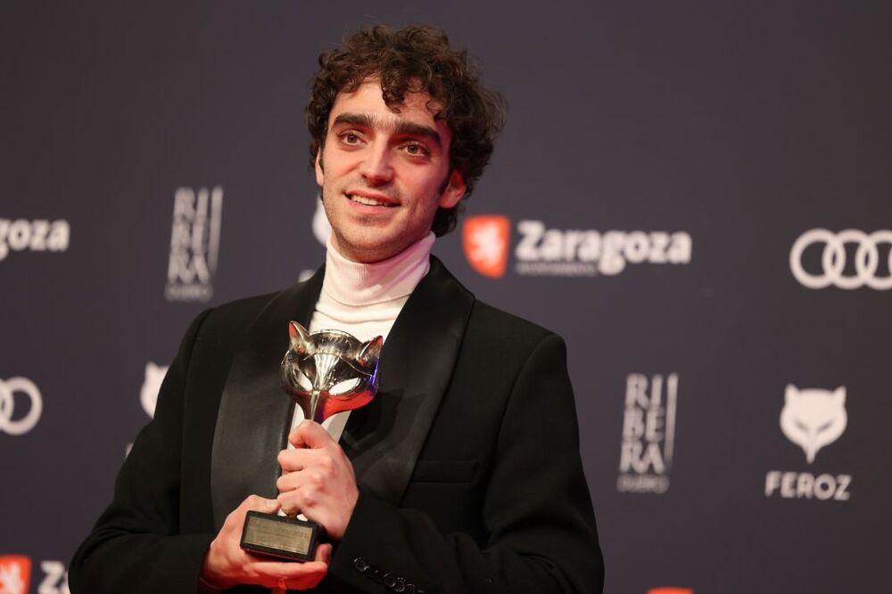 El actor Nacho Sánchez posa tras recibir el premio 'Mejor actor protagonista de una película' por ‘Mantícora’  / FABIÁN SIMÓN   EUROPA PRESS