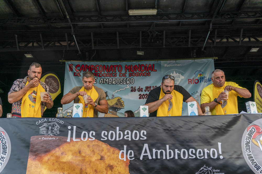 Un cartagenero bate récords comiendo 16 sobaos en ocho minutos