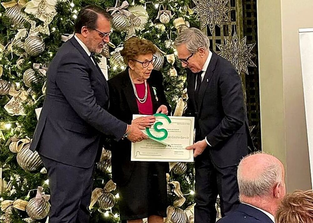 Jou y Reyes dieron el premio a Asunción Sánchez de Castro, una voluntaria de 90 años. 