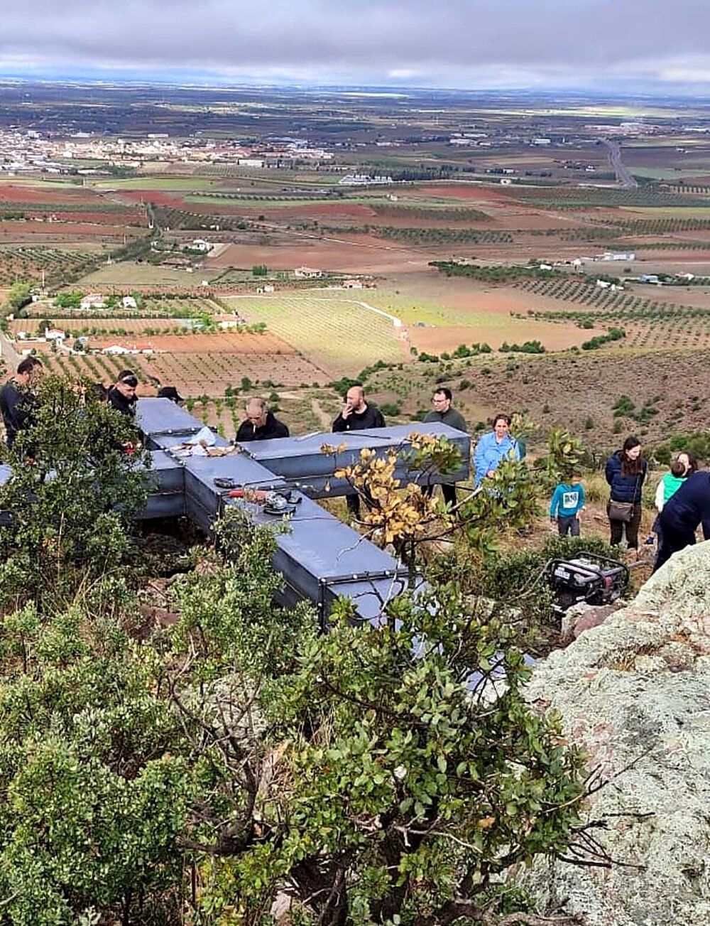 La Cruz, tumbada antes del levantamiento final sobre el cerro de ‘La Morejona’ en Mora.
