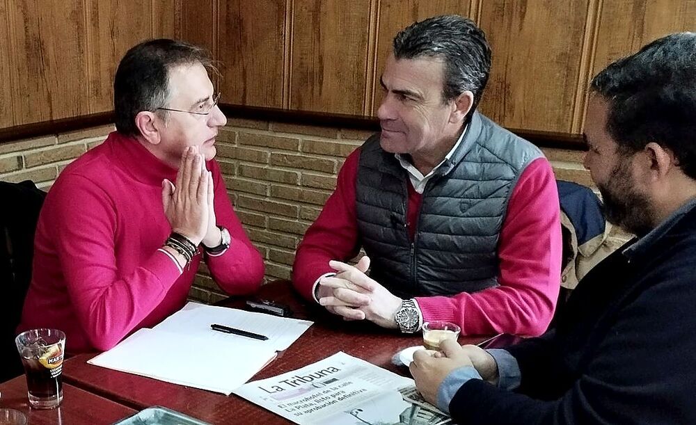 José Antonio Carretero conversa con Pedro Carreño y Joaquín Romera durante la entrevista.