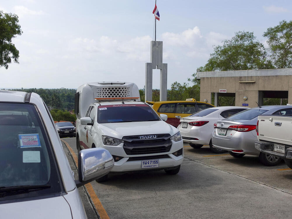  Un furgón policial llega al tribunal de Samui en Tailandia