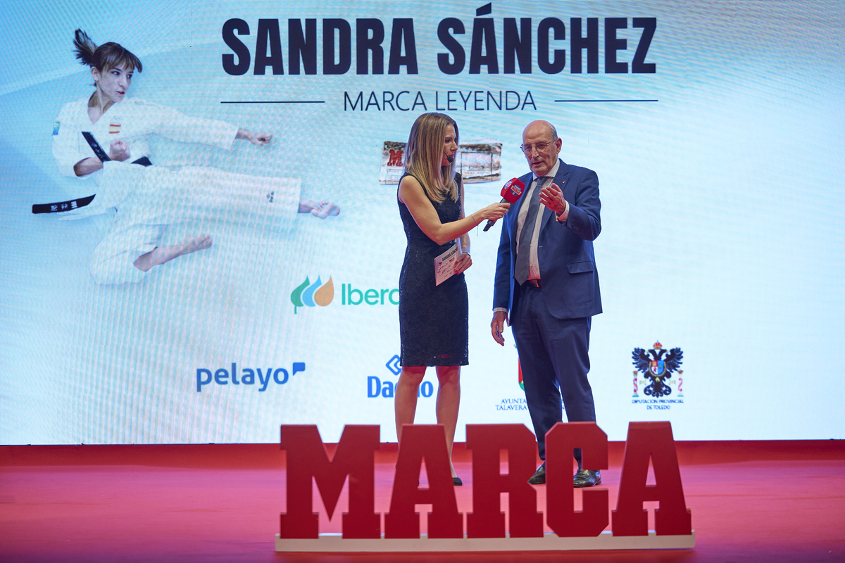 El vicepresidente de la Real Federación Española de Kárate y primer entrenador de Sandra, Javier Pineño, subió al escenario.  / MANU REINO