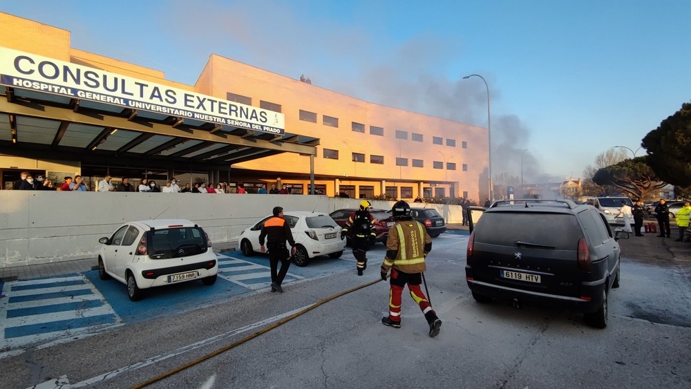 Sale ardiendo un coche en el aparcamiento del Hospital