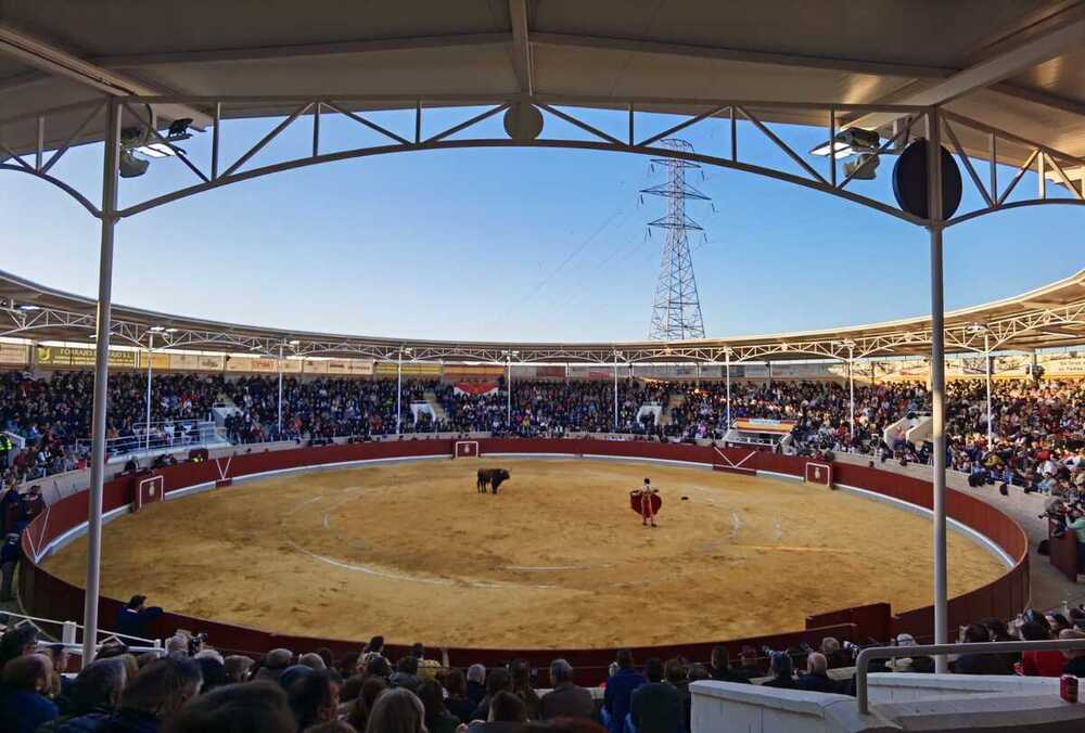 La plaza de toros de Villaseca acoge la segunda edición de su corrida para la investigación del cáncer infantil.