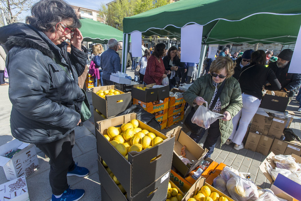 Los agricultores protestan regalando alimentos 