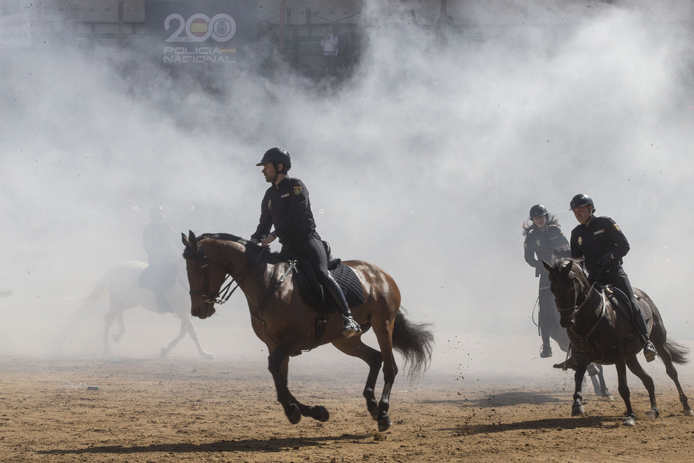 La Policía Nacional exhibe sus unidades en la Plaza de Toros