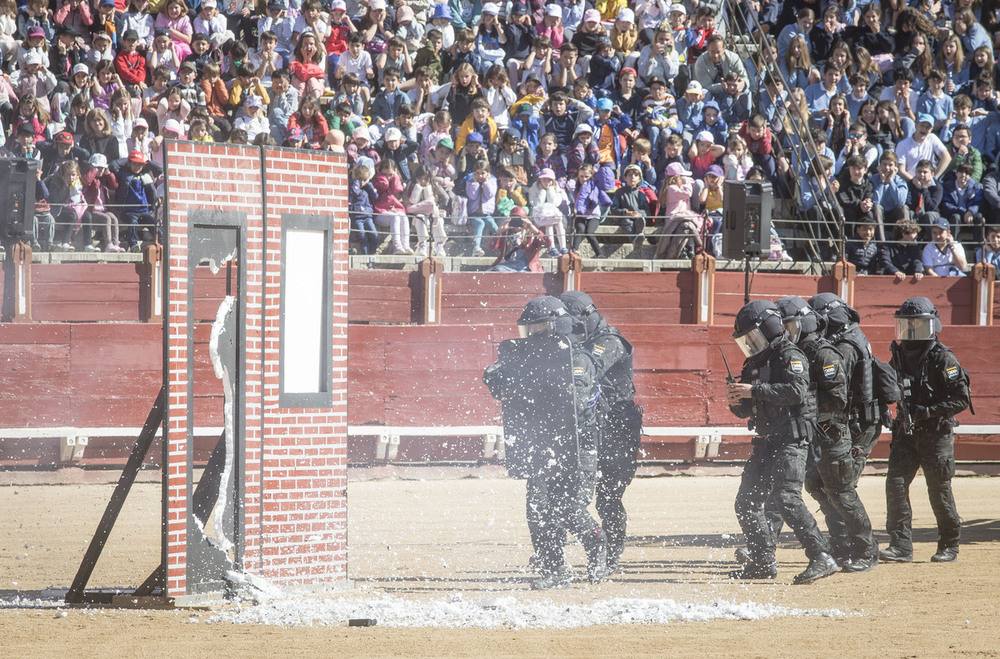 La Policía Nacional exhibe sus unidades en la Plaza de Toros