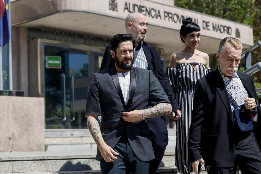 El bailaor Rafael Amargo (i) junto a su abogado Marcos Garcia Montes (d) a su salida de la Audiencia Provincial de Madrid, el pasado mes de abril. 