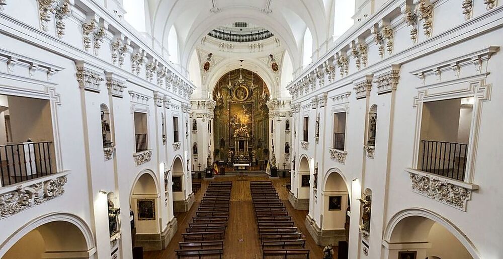 El interior cuenta con grandes retablos barrocos que narran la historia de la Compañía de Jesús. 