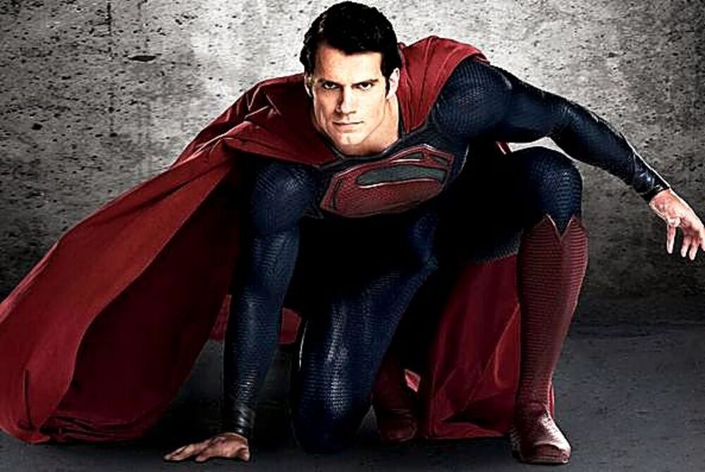 Симулятор супермена. Грустный Супермен. Грустный Супермен сидит.