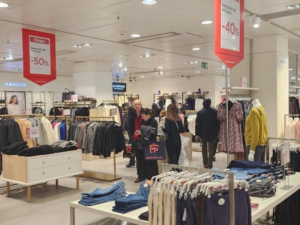 Gran afluencia a la apertura de rebajas en El Corte Inglés 