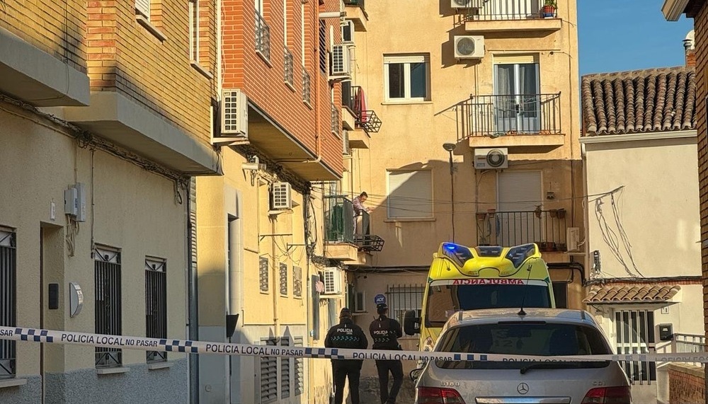 Quema la puerta de un vecino y se atrinchera en su casa