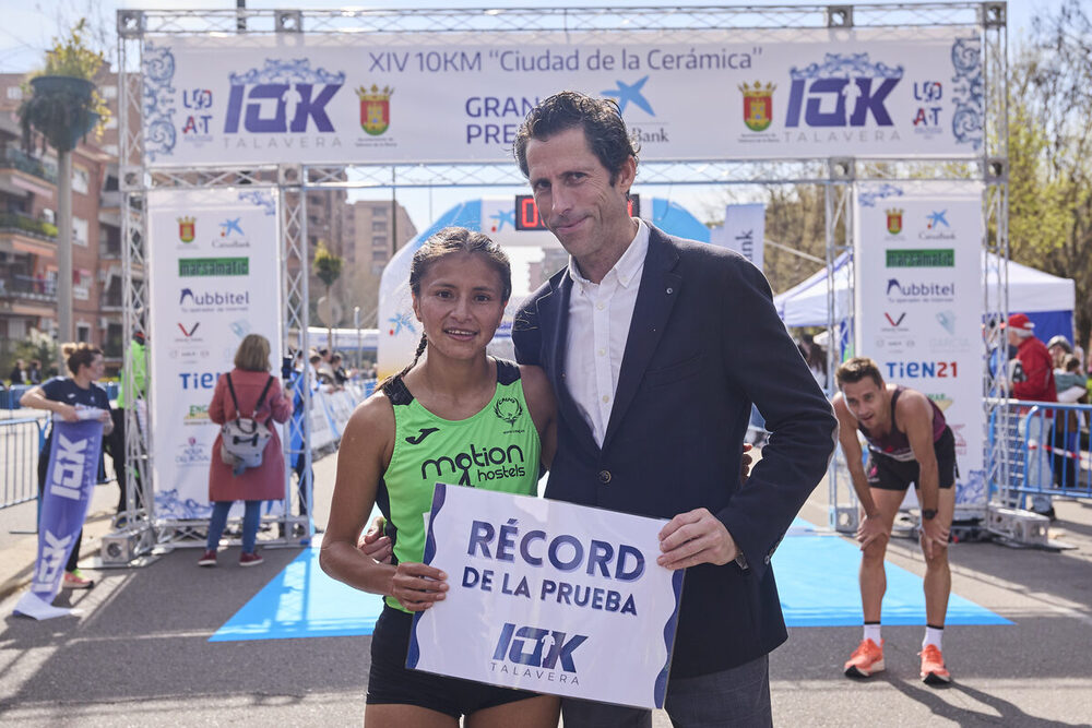 Katherine Tisalema posa con el cartel del récord de la prueba con el concejal de Deportes, Antonio Núñez. 