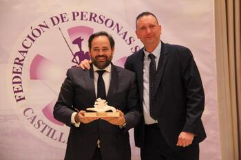 Núñez premiado por colaborar con FESORMANCHA en 25 aniversario