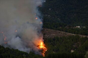El fuego de Tárbena sigue activo tras una noche 'compleja'