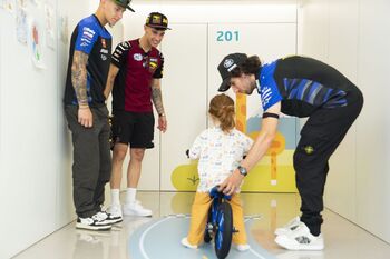 Pilotos de MotoGP y Moto2 donan 'minibikes' a niños enfermos