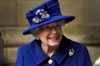 Isabel II rechaza ser la 'Anciana del año' al sentirse joven