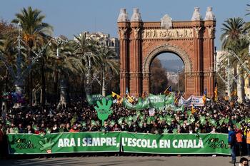 Miles de personas defienden en Barcelona la escuela en catalán