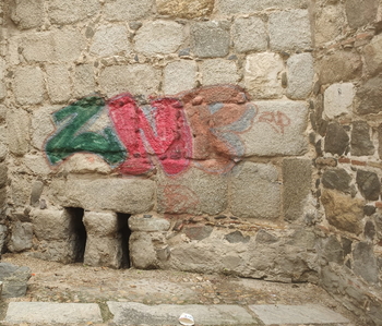 Pinturas vandálicas en la muralla de la Puerta de Alcántara