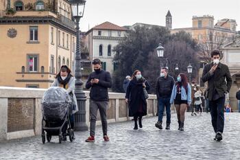 Italia modera los contagios y las muertes por COVID-19