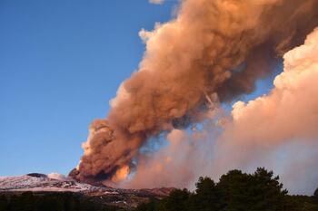 El Etna entra de nuevo en erupción tras 20 días de pausa
