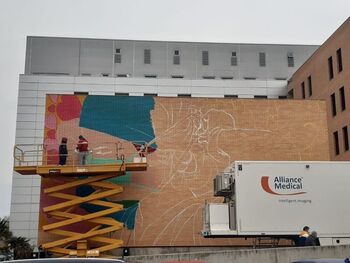 Mural de pintura en el Hospital para homenajear a sanitarios