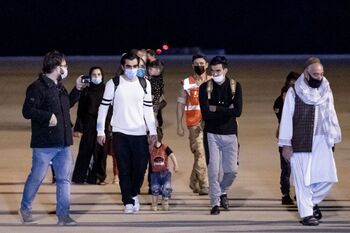 Vuela a España el segundo avión con otros 160 afganos evacuados