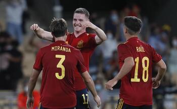 España sufre pero da otro paso hacia la Eurocopa
