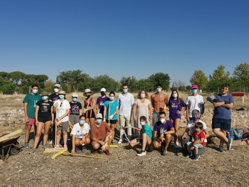 Jóvenes voluntarios adecentan el entorno de la Vega Baja