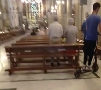 Un joven circula en patinete eléctrico dentro de la Basílica