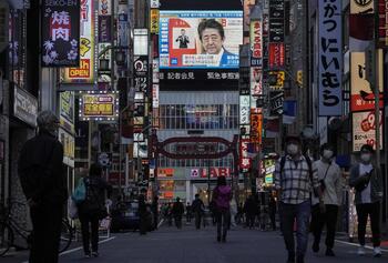 Los japoneses votan en los comicios marcados por el asesinato