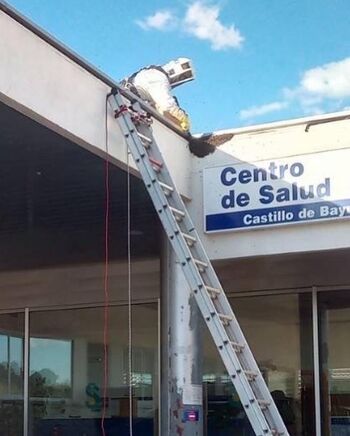 Retiran un enjambre del Centro de Salud de Bayuela