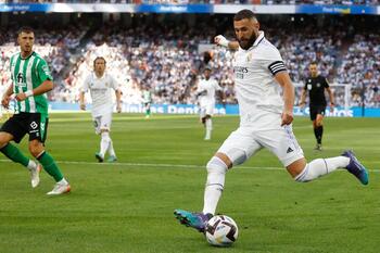 El Real Madrid roe el 'hueso' bético y se queda solo