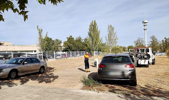 La grúa retira vehículos aparcados en frente al Hospital