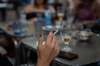 Cataluña prohibirá fumar en terrazas, paradas y lugares escolares