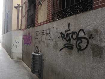 Vandalismo grafitero en la travesía de Barrio Rey