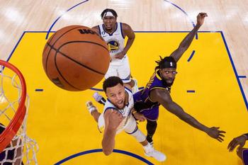 Los Warriors celebran su anillo con un 'show' ante los Lakers