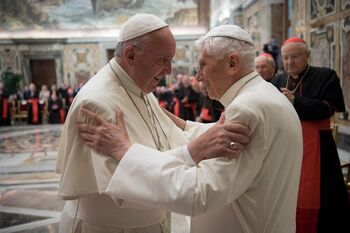 El Papa pide rezar por Benedicto XVI: 